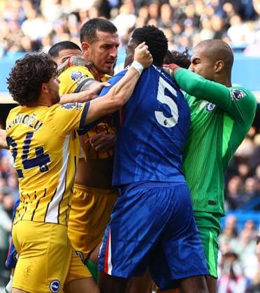 Lewis Dunk of Brighton & Hove Albion clashes with Benoit Badiashile of Chelsea Chelsea v Brighton and Hove Albion, Premier League, Football, Stamford Bridge, London, UK - 27 Sep 2025London Stamford Bridge United Kingdom EDITORIAL USE ONLY No use with unauthorised audio, video, data, fixture lists, club league logos or live services. Online in-match use limited to 120 images, no video emulation. No use in betting, games or single club league player publications.  Copyright: xMichaelxZemanek Shutterstockx 15503910cl