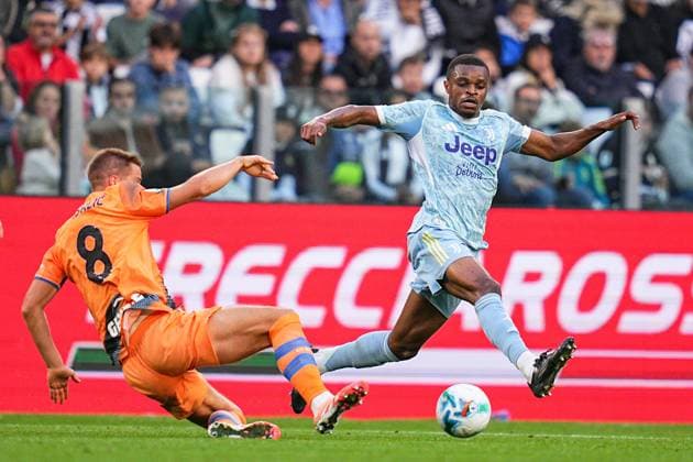 Atalanta s Mario Pasalic fights for the ball with Juventus Pierre Kalulu during the Serie A soccer match between Juventus and Atalanta at the Allianz Stadium in Turin, north west Italy - Saturday, Septermber 27, 2025. - Soccer .  Copyright: xMarcoxAlpozzi LaPressex