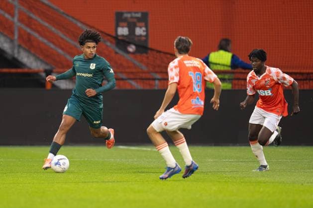 2025-09-27 FC Volendam v PEC Zwolle - Dutch Eredivisie VOLENDAM, NETHERLANDS - SEPTEMBER 27: Shola Shoretiure of PEC Zwolle runs with the ball during the Dutch Eredivisie match between FC Volendam and PEC Zwolle at Kras Stadion on September 27, 2025 in Volendam, Netherlands. Volendam Kras Stadion Netherlands Content not available for redistribution in The Netherlands directly or indirectly through any third parties. Copyright: xPatrickxGoosenx
