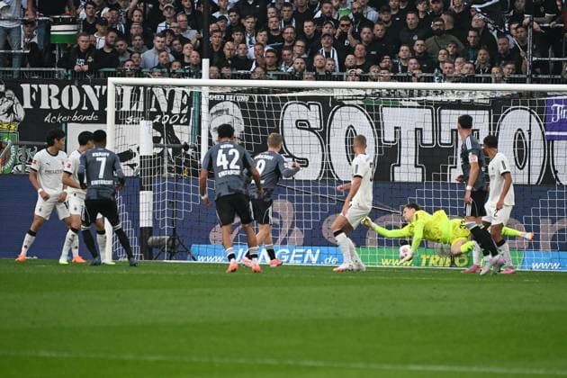 27 09 2025, xjhx, Fussball 1 Bundesliga, Borussia Moenchengladbach Eintracht Frankfurt v l Ansgar Knauff Eintracht Frankfurt Torschuetze, erzielt das Tor, Treffer, scores the goal 0 2 Moritz Nicolas Borussia Mönchengladbach DFL DFB REGULATIONS PROHIBIT ANY USE OF PHOTOGRAPHS as IMAGE SEQUENCES and or QUASI VIDEO Moenchengladbach