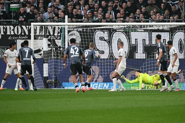 27 09 2025, xjhx, Fussball 1 Bundesliga, Borussia Moenchengladbach Eintracht Frankfurt v l Ansgar Knauff Eintracht Frankfurt Torschuetze, erzielt das Tor, Treffer, scores the goal 0 2 Moritz Nicolas Borussia Mönchengladbach DFL DFB REGULATIONS PROHIBIT ANY USE OF PHOTOGRAPHS as IMAGE SEQUENCES and or QUASI VIDEO Moenchengladbach
