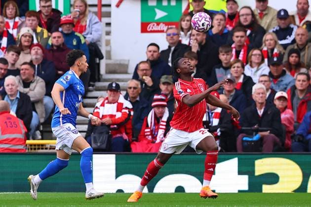 Nottingham Forest FC v Sunderland AFC, Premier League Dilane Bakwa of Nottingham Forest chases down the ball during the Nottingham Forest FC v Sunderland AFC English Premier League match at the City Ground, Nottingham, United Kingdom on 27 September 2025 Credit: Ryan Crockett Every Second Media Editorial use only. All images are copyright Every Second Media Limited. No images may be reproduced without prior permission. All rights reserved. Premier League and Football League images are subject to licensing agreements with Football DataCo Limited. see https: www.football-dataco.com Copyright: xIMAGO EveryxSecondxMediax ESM-1598-0023 RyanxCrockettx xEveryxSecondxMediax