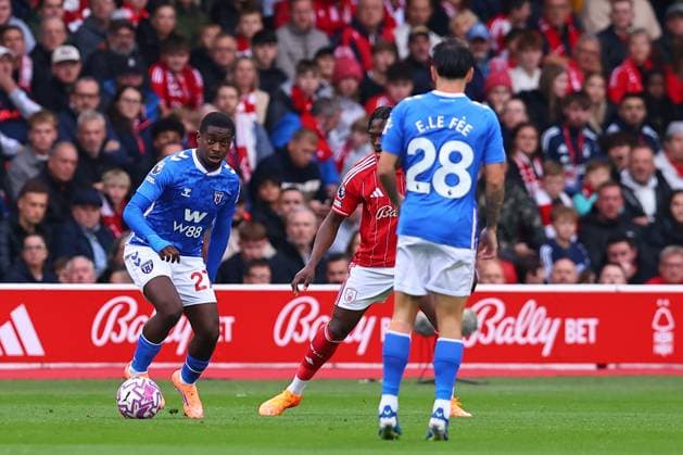 Nottingham Forest FC v Sunderland AFC, Premier League Noah Sadiki of Sunderland looks to pick out Enzo Le Fee of Sunderland during the Nottingham Forest FC v Sunderland AFC English Premier League match at the City Ground, Nottingham, United Kingdom on 27 September 2025 Credit: Ryan Crockett Every Second Media Editorial use only. All images are copyright Every Second Media Limited. No images may be reproduced without prior permission. All rights reserved. Premier League and Football League images are subject to licensing agreements with Football DataCo Limited. see https: www.football-dataco.com Copyright: xIMAGO EveryxSecondxMediax ESM-1598-0028 RyanxCrockettx xEveryxSecondxMediax