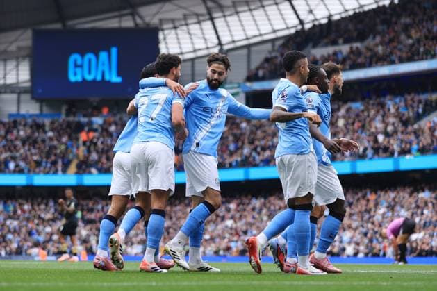 Fußball Premier League Manchester City v Burnley 27. September 2025 Premier League Manchester City v Burnley Josko Gvardiol von Manchester City C feiert mit seinen Teamkollegen nach seinem 1. Tor Foto Simon Stacpoole Abseits Manchester UK  Copyright: xSimonxStacpoolexOffside