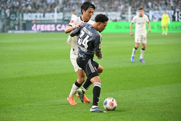 27 09 2025, xjhx, Football 1 Bundesliga, Borussia Moenchengladbach Eintracht Frankfurt v l Shuto Machino Borussia Mönchengladbach Nnamdi Collins Eintracht Frankfurt Zweikampf, Aktion, action, battle for the ball DFL DFB REGULATIONS PROHIBIT ANY USE OF PHOTOGRAPHS as IMAGE SEQUENCES and or QUASI VIDEO Moenchengladbach