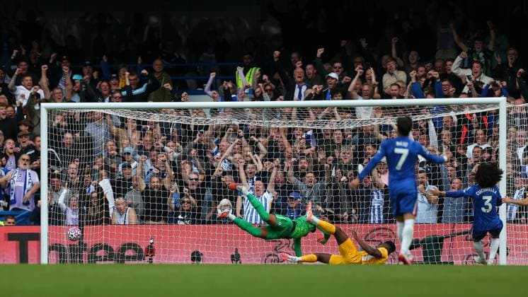London, England, September 27 2025: Danny Welbeck (18 Brighton & Hove Albion) heads the ball past goalkeeper Robert Sanchez (1 Chelsea) to score the leveler during the Premier League game between Chelsea and Brighton & Hove Albion at Stamford Bridge in London, England. (Photo by Jay Patel Sports Press Photo SPP) Copyright: xJayxPatel SportsxPressxPhoto SPPx Sportspressphoto_SPR33324