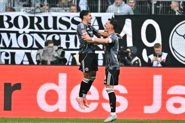 Robin Koch Frankfurt 4 cheers after scoring 0 1 with Fares Chaibi Frankfurt 8 27 09 2025 Soccer Borussia Moenchengladbach vs Eintracht Frankfurt, Borussia Park, Moenchengladbach, DFB DFL REGULATIONS PROHIBIT ANY USE OF PHOTOGRAPHS AS IMAGE SEQUENCES AND OR QUASI VIDEO Copyright: xpepphotox xHorstxMauelshagenx pep00321, pep_20250927_hm_143341