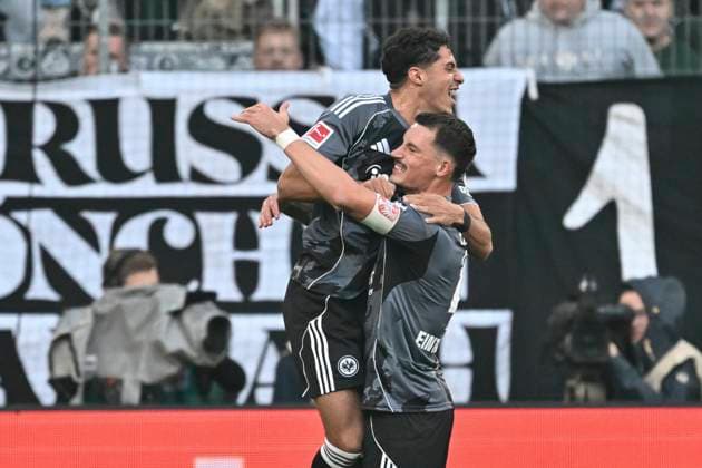 Robin Koch Frankfurt 4 cheers after scoring 0 1 with Fares Chaibi Frankfurt 8 27 09 2025 Soccer Borussia Moenchengladbach vs Eintracht Frankfurt, Borussia Park, Moenchengladbach, DFB DFL REGULATIONS PROHIBIT ANY USE OF PHOTOGRAPHS AS IMAGE SEQUENCES AND OR QUASI VIDEO Copyright: xpepphotox xHorstxMauelshagenx pep00321, pep_20250927_hm_143346