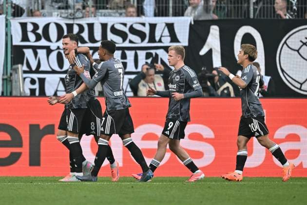 Robin Koch Frankfurt 4 cheers with the team after scoring the 0 1 goal 27 09 2025 Soccer Borussia Moenchengladbach vs Eintracht Frankfurt, Borussia Park, Moenchengladbach, DFB DFL REGULATIONS PROHIBIT ANY USE OF PHOTOGRAPHS AS IMAGE SEQUENCES AND OR QUASI VIDEO Copyright: xpepphotox xHorstxMauelshagenx pep00321, pep_20250927_hm_143363
