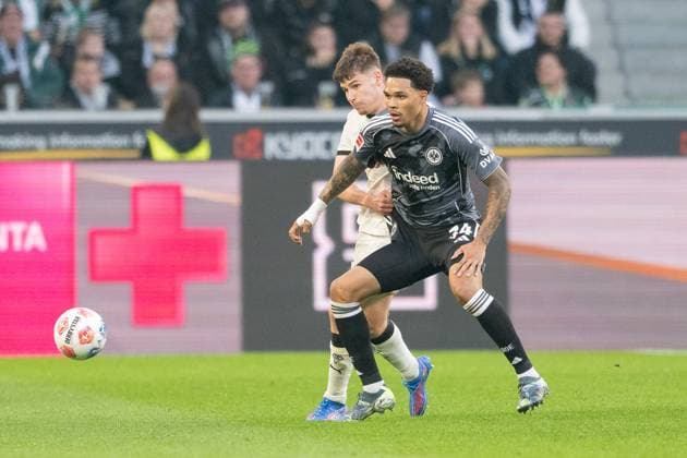 27 09 2025, Soccer 1 Bundesliga, Season 2025 2026, Matchday 05, Borussia Moenchengladbach Eintracht Frankfurt at Borussia Park in Moenchengladbach duel between Lukas Ullrich Borussia Moenchengladbach, 26 and Pharrell Nnamdi Collins Eintracht Frankfurt, 34 Important note In accordance with the regulations of the DFL German Football League and the DFB German Football Association, it is prohibited to utilize or have utilized photographs taken in the stadium and or of the match in the form of sequential images and or video-like photo series Foto Kirchner Media Thomas Haesler Copyright: xKirchner-Media ThomasxHaeslerx