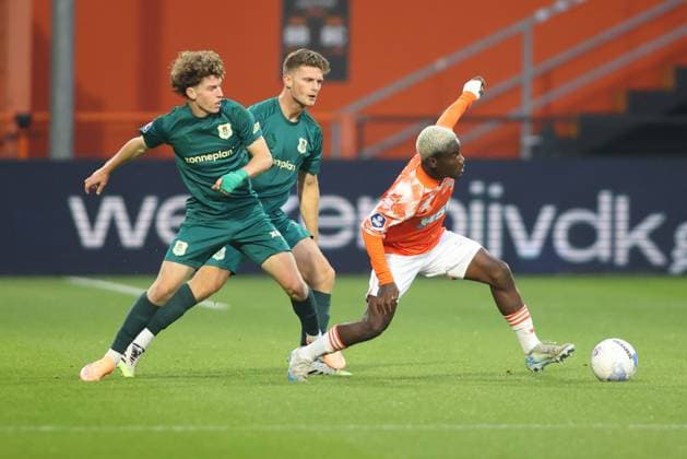 VOLENDAM, 27-09-2025 , KRAS Stadium , season 2025 2026 , Dutch eredivisie football, match between FC Volendam and PEC Zwolle , picture shows PEC Zwolle player Olivier Aertssen, PEC Zwolle player Jan Faberski, FC Volendam player Yannick Leliendal Volendam - PEC  x31224815x Copyright: