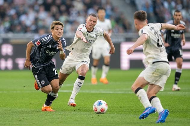 27 09 2025, Soccer 1 Bundesliga, Season 2025 2026, Matchday 05, Borussia Moenchengladbach Eintracht Frankfurt at Borussia Park in Moenchengladbach duel between Ritsu Doan Eintracht Frankfurt, 20 and Nico Elvedi Borussia Moenchengladbach, 30 In front of Lukas Ullrich Borussia Moenchengladbach, 26 Important note In accordance with the regulations of the DFL German Football League and the DFB German Football Association, it is prohibited to use or have used photographs taken in the stadium or of the match in the form of sequential images or video-like photo series Foto Kirchner Media Thomas Haesler Copyright: xKirchner-Media ThomasxHaeslerx