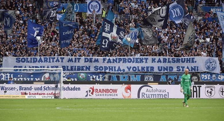 27 09 2025, xhbx, Fußball 2 Bundesliga, Karlsruher SC 1 FC Magdeburg v l Fans Karlsruher SC KSC, Fan, Fahne, Stimmung, Trikot, Schal, Banner Solidarität mit dem Fanprojekt Karlsruhe DFL DFB REGULATIONS PROHIBIT ANY USE OF PHOTOGRAPHS as IMAGE SEQUENCES and or QUASI VIDEO Karlsruhe