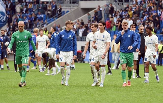 27 09 2025, xhbx, Fußball 2 Bundesliga, Karlsruher SC 1 FC Magdeburg v l Spieler, Team, Mannschaft von 1 FC Magdeburg nach Abpfiff enttaeuscht, enttaeuscht Blickend, dissapointed DFL DFB REGULATIONS PROHIBIT ANY USE OF PHOTOGRAPHS as IMAGE SEQUENCES and or QUASI VIDEO Karlsruhe