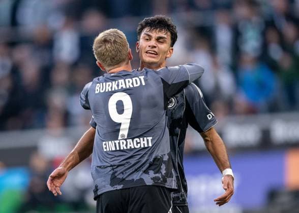 27 09 2025, Soccer 1 Bundesliga, Season 2025 2026, Matchday 05, Borussia Moenchengladbach Eintracht Frankfurt at Borussia Park in Moenchengladbach The goal scorer for the 3 0 Jonathan Burkardt Eintracht Frankfurt, 09 and Can Uzun Eintracht Frankfurt, 42 celebrate the goal for 3 0 Important note According to the regulations of the DFL German Football League and the DFB German Football Association, it is prohibited to use or have used photographs taken in the stadium and or of the game in the form of sequential images and or video-like photo series Photo Kirchner Media Thomas Haesler Copyright: xKirchner-Media ThomasxHaeslerx
