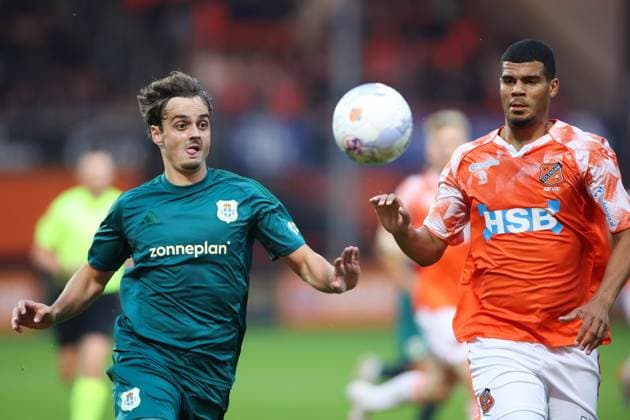 VOLENDAM, 27-09-2025 , KRAS Stadium , season 2025 2026 , Dutch eredivisie football, match between FC Volendam and PEC Zwolle , picture shows PEC Zwolle player Kaj de Rooij , FC Volendam player Mawouna Amevor Volendam - PEC  x31225327x Copyright: