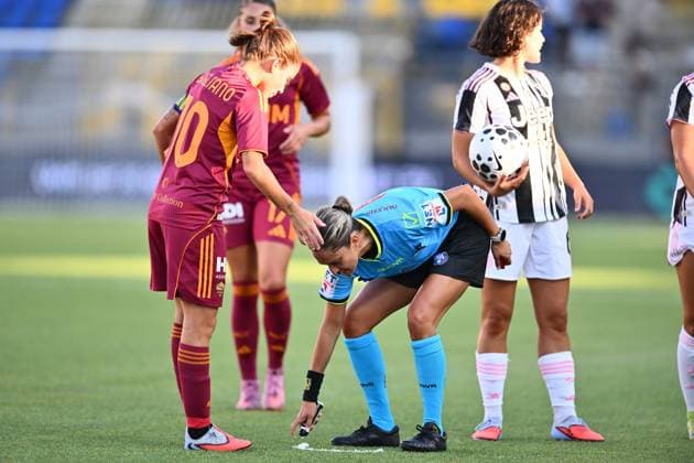 Juventus FC v AS Roma - Serie a Cup Women Referee Maria Marotta officiates the Serie A Women s Cup Final between Juventus F.C. and A.S. Roma at Romeo Menti Stadium in Castellammare di Stabia, Italy, on September 27, 2025 Castellammare di Stabia Italy Italy  Copyright: xDomenicoxCippitellix originalFilename:cippitelli-juventus250927_npWdT.jpg