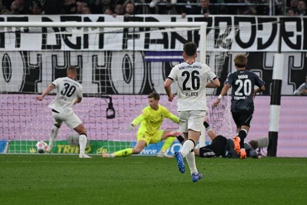 27 09 2025, xjhx, Fussball 1 Bundesliga, Borussia Moenchengladbach Eintracht Frankfurt v l Jonathan Jonny Burkardt Eintracht Frankfurt Torschuetze, erzielt das Tor, Treffer, scores the goal 0 3 Moritz Nicolas Borussia Mönchengladbach DFL DFB REGULATIONS PROHIBIT ANY USE OF PHOTOGRAPHS as IMAGE SEQUENCES and or QUASI VIDEO Moenchengladbach