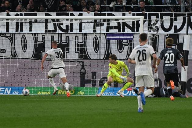 27 09 2025, xjhx, Fussball 1 Bundesliga, Borussia Moenchengladbach Eintracht Frankfurt v l Jonathan Jonny Burkardt Eintracht Frankfurt Torschuetze, erzielt das Tor, Treffer, scores the goal 0 3 Moritz Nicolas Borussia Mönchengladbach DFL DFB REGULATIONS PROHIBIT ANY USE OF PHOTOGRAPHS as IMAGE SEQUENCES and or QUASI VIDEO Moenchengladbach