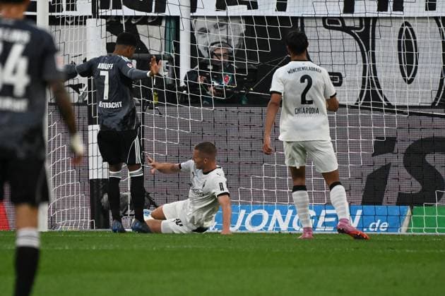 27 09 2025, xjhx, Soccer 1 Bundesliga, Borussia Moenchengladbach Eintracht Frankfurt v l Ansgar Knauff Eintracht Frankfurt at the goal to 0 3 DFL DFB REGULATIONS PROHIBIT ANY USE OF PHOTOGRAPHS as IMAGE SEQUENCES and or QUASI VIDEO Moenchengladbach