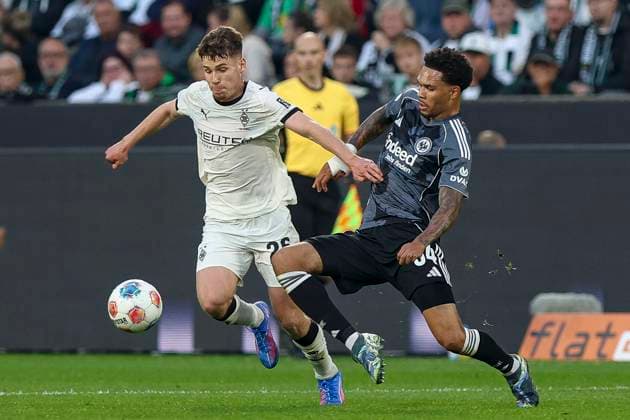 Mönchengladbach, Germany, 27 09 25 Lucas Ullrich Borussia Mönchengladbach and Pharrell Nnamdi Collins Eintracht Frankfurt fighting for the ball during the Bundesliga match between Borussia Mönchengladbach and Eintracht Frankfurt at the stadium in Borussia Park Mönchengladbach Stadion im Borussia Park North Rhine Westphalia Germany Copyright: xBrauer-Fotoagenturx xAdrianxSchlx