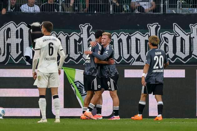Mönchengladbach, Germany, 27 09 25 Jonathan Michael Burkardt Eintracht Frankfurt goal celebration, cheers with his team after scoring 0 3 during the Bundesliga match between Borussia Mönchengladbach vs Eintracht Frankfurt at Borussia Park Mönchengladbach Stadion im Borussia Park North Rhine Westphalia Germany Copyright: xBrauer-Fotoagenturx xAdrianxSchlx