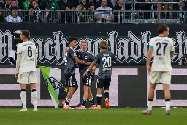 Mönchengladbach, Germany, 27 09 25 Jonathan Michael Burkardt Eintracht Frankfurt goal celebration, cheers with his team after scoring 0 3 during the Bundesliga match between Borussia Mönchengladbach vs Eintracht Frankfurt at Borussia Park Mönchengladbach Stadion im Borussia Park North Rhine Westphalia Germany Copyright: xBrauer-Fotoagenturx xAdrianxSchlx