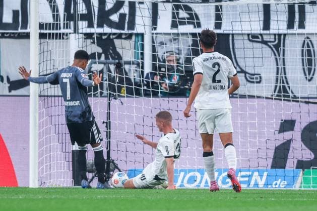 Soccer 1 Bundesliga 5 Matchday Borussia Mönchengladbach Eintracht Frankfurt on 27 09 2025 at Borussia Park in Mönchengladbach Goal to 0 3 by Jonathan Burkardt Frankfurt DFL regulations prohibit any use of photographs as image sequences and or quasi video xJRx
