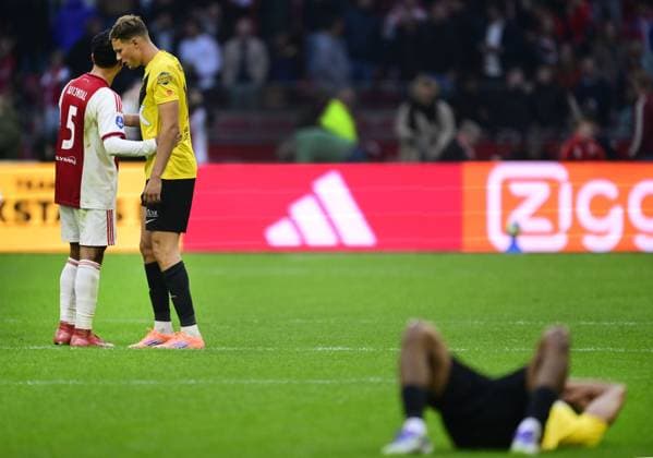 AMSTERDAM - Owen Wijndal of Ajax and Sydney van Hooijdonk of NAC after the Dutch Eredivisie match between AFC Ajax and NAC Breda at the Johan Cruijff ArenA on September 27, 2025, in Amsterdam, Netherlands. ANP OLAF KRAAK Eredivisie 2025 26 xVIxANPxSportx xxANPxIVx 537635977 originalFilename: 537635977.jpg