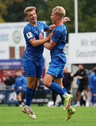 BAU 27 09 2025 Freiberg am Neckar Football SGV Freiberg vs KSV Hessen Kassel, celebrating the 1-0 goal, from left Tino Bradara, scorer Julian Kudala Freiberg