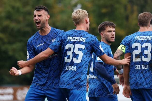 BAU 27 09 2025 Freiberg am Neckar soccer SGV Freiberg vs KSV Hessen Kassel, Mehdi Hetemaj Freiberg, left, celebrates the goal scored by Julian Kudala Freiberg, center