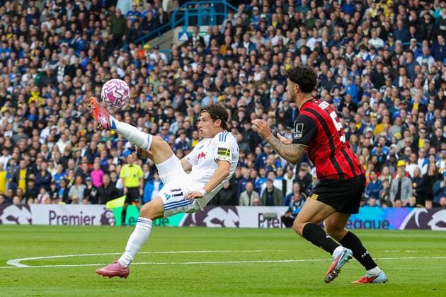 Leeds United FC v AFC Bournemouth, Premier League Brenden Aaronson Of Leeds United tries and overhead kick during the Leeds United FC v AFC Bournemouth English Premier League match at Elland Road, Leeds, England, United Kingdom on 27 September 2025 Credit: Lee Keuneke Every Second Media Editorial use only. All images are copyright Every Second Media Limited. No images may be reproduced without prior permission. All rights reserved. Premier League and Football League images are subject to licensing agreements with Football DataCo Limited. see https: www.football-dataco.com Copyright: xIMAGO EveryxSecondxMediax ESM-1602-0111 LeexKeunekex xEveryxSecondxMediax