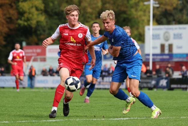 BAU 27 09 2025 Freiberg am Neckar Soccer SGV Freiberg vs KSV Hessen Kassel, f l Joshua Kopf Kassel , Julian Kudala Freiberg
