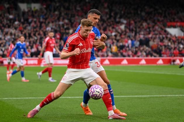 Nottingham Forest v Sunderland - Premier League Elliot Anderson of Nottingham Forest is under pressure from Granit Xhaka of Sunderland during the Premier League match between Nottingham Forest and Sunderland at the City Ground in Nottingham, England, on September 27, 2025. Nottingham Nottinghamshire United Kingdom  Copyright: xMIxNewsx originalFilename:fletcher-nottingh250927_npK0P.jpg
