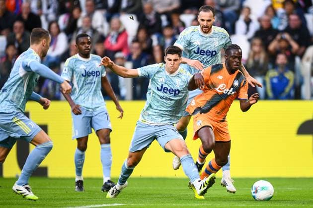 2025-09-27 Juventus FC v Atalanta BC - Serie A TURIN, ITALY - SEPTEMBER 27: Kamaldeen Sulemana of Atalanta BC battles for the ball with Vasilije Adzic of Juventus FC and Federico Gatti of Juventus FC during the Serie A match between Juventus FC and Atalanta BC at Allianz Stadium on September 27, 2025 in Turin, Italy. (Photo by Alberto Gandolfo BSR Agency) Turin Italy Content not available for redistribution in The Netherlands directly or indirectly through any third parties. Copyright: xBSRxAgencyx