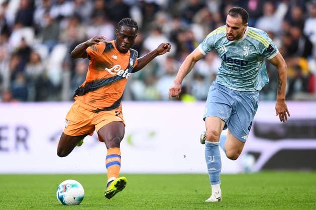 2025-09-27 Juventus FC v Atalanta BC - Serie A TURIN, ITALY - SEPTEMBER 27: Kamaldeen Sulemana of Atalanta BC scores the team s first goal, Federico Gatti of Juventus FC during the Serie A match between Juventus FC and Atalanta BC at Allianz Stadium on September 27, 2025 in Turin, Italy. (Photo by Alberto Gandolfo BSR Agency) Turin Italy Content not available for redistribution in The Netherlands directly or indirectly through any third parties. Copyright: xBSRxAgencyx
