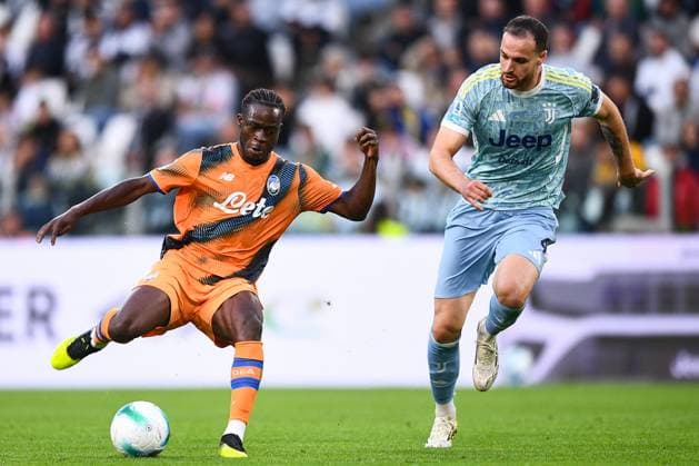 2025-09-27 Juventus FC v Atalanta BC - Serie A TURIN, ITALY - SEPTEMBER 27: Kamaldeen Sulemana of Atalanta BC scores the team s first goal, Federico Gatti of Juventus FC during the Serie A match between Juventus FC and Atalanta BC at Allianz Stadium on September 27, 2025 in Turin, Italy. (Photo by Alberto Gandolfo BSR Agency) Turin Italy Content not available for redistribution in The Netherlands directly or indirectly through any third parties. Copyright: xBSRxAgencyx