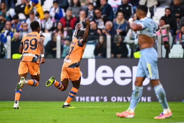 2025-09-27 Juventus FC v Atalanta BC - Serie A TURIN, ITALY - SEPTEMBER 27: Kamaldeen Sulemana of Atalanta BC celebrates after scoring the team s first goal with Honest Ahanor of Atalanta BC while Gleison Bremer of Juventus FC looks dejected after conceding the team s first goal during the Serie A match between Juventus FC and Atalanta BC at Allianz Stadium on September 27, 2025 in Turin, Italy. (Photo by Alberto Gandolfo BSR Agency) Turin Italy Content not available for redistribution in The Netherlands directly or indirectly through any third parties. Copyright: xBSRxAgencyx