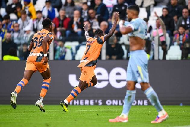 2025-09-27 Juventus FC v Atalanta BC - Serie A TURIN, ITALY - SEPTEMBER 27: Kamaldeen Sulemana of Atalanta BC celebrates after scoring the team s first goal with Honest Ahanor of Atalanta BC while Gleison Bremer of Juventus FC looks dejected after conceding the team s first goal during the Serie A match between Juventus FC and Atalanta BC at Allianz Stadium on September 27, 2025 in Turin, Italy. (Photo by Alberto Gandolfo BSR Agency) Turin Italy Content not available for redistribution in The Netherlands directly or indirectly through any third parties. Copyright: xBSRxAgencyx