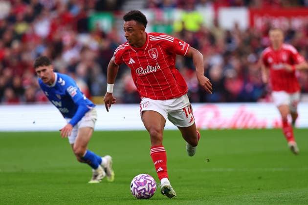 Nottingham Forest FC v Sunderland AFC, Premier League Dan Ndoye of Nottingham Forest looks for options during the Nottingham Forest FC v Sunderland AFC English Premier League match at the City Ground, Nottingham, United Kingdom on 27 September 2025 Credit: Ryan Crockett Every Second Media Editorial use only. All images are copyright Every Second Media Limited. No images may be reproduced without prior permission. All rights reserved. Premier League and Football League images are subject to licensing agreements with Football DataCo Limited. see https: www.football-dataco.com Copyright: xIMAGO EveryxSecondxMediax ESM-1598-0044 RyanxCrockettx xEveryxSecondxMediax