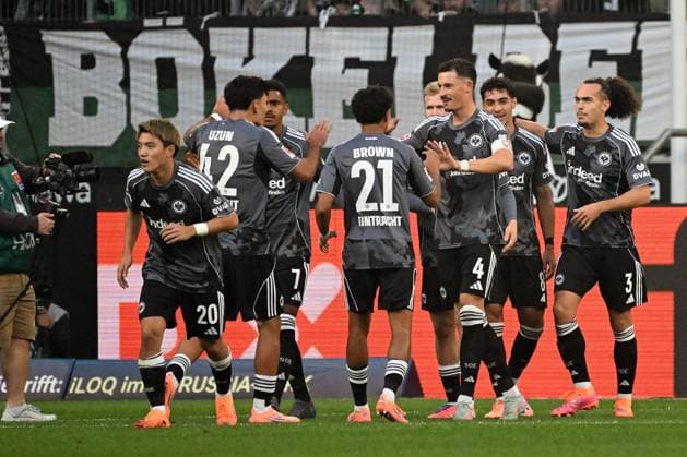 27 09 2025, xjhx, Fußball 1 Bundesliga, Borussia Moenchengladbach Eintracht Frankfurt v l Torjubel nach dem Tor zum celebrating the goal celebrate 0 1 durch Robin Koch Eintracht Frankfurt DFL DFB REGULATIONS PROHIBIT ANY USE OF PHOTOGRAPHS as IMAGE SEQUENCES and or QUASI VIDEO Moenchengladbach