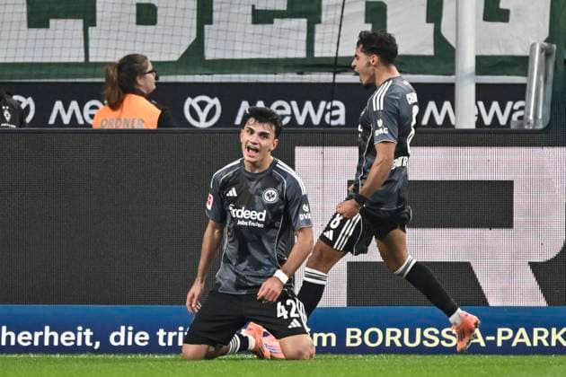 Can Uzun Frankfurt 42 cheers after scoring 0 4 with Fares Chaibi Frankfurt 8 27 09 2025 Soccer Borussia Moenchengladbach vs Eintracht Frankfurt, Borussia Park, Moenchengladbach, DFB DFL REGULATIONS PROHIBIT ANY USE OF PHOTOGRAPHS AS IMAGE SEQUENCES AND OR QUASI VIDEO Copyright: xpepphotox xHorstxMauelshagenx pep00321, pep_20250927_hm_144046
