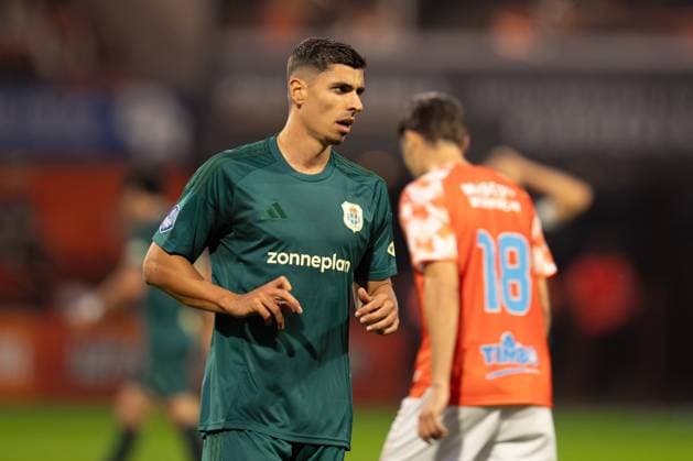 2025-09-27 FC Volendam v PEC Zwolle - Dutch Eredivisie VOLENDAM, NETHERLANDS - SEPTEMBER 27: Koen Kostons of PEC Zwolle looks on during the Dutch Eredivisie match between FC Volendam and PEC Zwolle at Kras Stadion on September 27, 2025 in Volendam, Netherlands. Volendam Kras Stadion Netherlands Content not available for redistribution in The Netherlands directly or indirectly through any third parties. Copyright: xPatrickxGoosenx