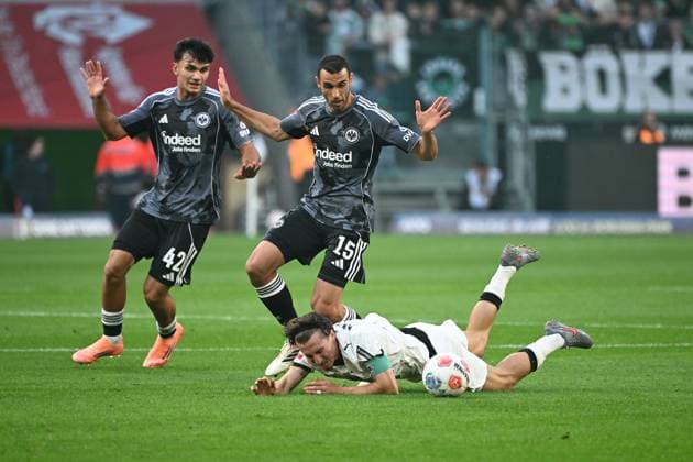 27 09 2025, xjhx, Fussball 1 Bundesliga, Borussia Moenchengladbach Eintracht Frankfurt v l Can Uzun Eintracht Frankfurt Ellyes Skhiri Eintracht Frankfurt Rocco Reitz Borussia Mönchengladbach Zweikampf, Aktion, action, battle for the ball DFL DFB REGULATIONS PROHIBIT ANY USE OF PHOTOGRAPHS as IMAGE SEQUENCES and or QUASI VIDEO Moenchengladbach