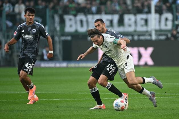 27 09 2025, xjhx, Fussball 1 Bundesliga, Borussia Moenchengladbach Eintracht Frankfurt v l Can Uzun Eintracht Frankfurt Ellyes Skhiri Eintracht Frankfurt Rocco Reitz Borussia Mönchengladbach Zweikampf, Aktion, action, battle for the ball DFL DFB REGULATIONS PROHIBIT ANY USE OF PHOTOGRAPHS as IMAGE SEQUENCES and or QUASI VIDEO Moenchengladbach