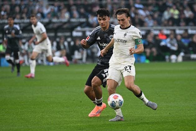 27 09 2025, xjhx, Fussball 1 Bundesliga, Borussia Moenchengladbach Eintracht Frankfurt v l Can Uzun Eintracht Frankfurt Rocco Reitz Borussia Mönchengladbach Zweikampf, Aktion, action, battle for the ball DFL DFB REGULATIONS PROHIBIT ANY USE OF PHOTOGRAPHS as IMAGE SEQUENCES and or QUASI VIDEO Moenchengladbach
