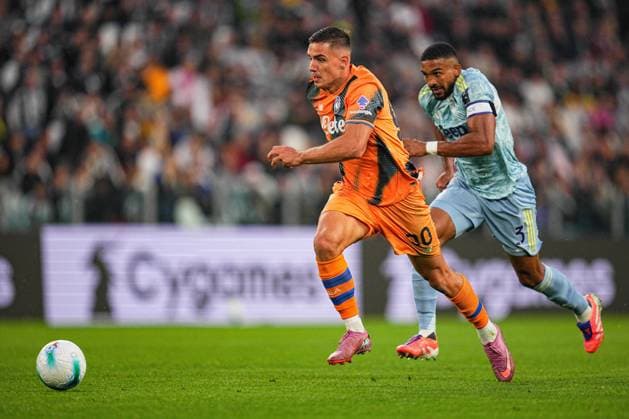 Atalanta s Nikola Krstovic fights for the ball with Juventus™ Bremer during the Serie A soccer match between Juventus and Atalanta at the Allianz Stadium in Turin, north west Italy - Saturday, Septermber 27, 2025. - Soccer .  Copyright: xMarcoxAlpozzi LaPressex