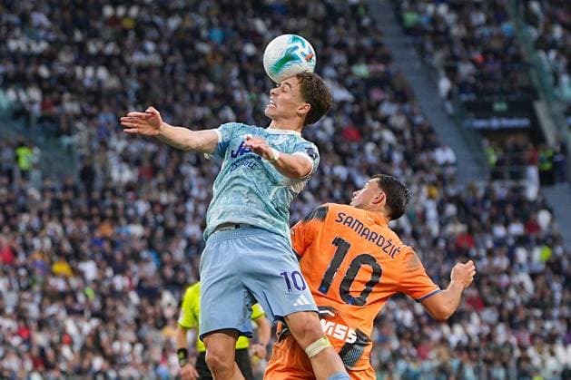 Juventus Kenan Yildiz fights for the ball with Atalanta s Lazar Samardzic during the Serie A soccer match between Juventus and Atalanta at the Allianz Stadium in Turin, north west Italy - Saturday, Septermber 27, 2025. - Soccer .  Copyright: xMarcoxAlpozzi LaPressex