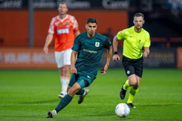 2025-09-27 FC Volendam v PEC Zwolle - Dutch Eredivisie VOLENDAM, NETHERLANDS - SEPTEMBER 27: Koen Kostons of PEC Zwolle runs with the ball during the Dutch Eredivisie match between FC Volendam and PEC Zwolle at Kras Stadion on September 27, 2025 in Volendam, Netherlands. Volendam Kras Stadion Netherlands Content not available for redistribution in The Netherlands directly or indirectly through any third parties. Copyright: xPatrickxGoosenx