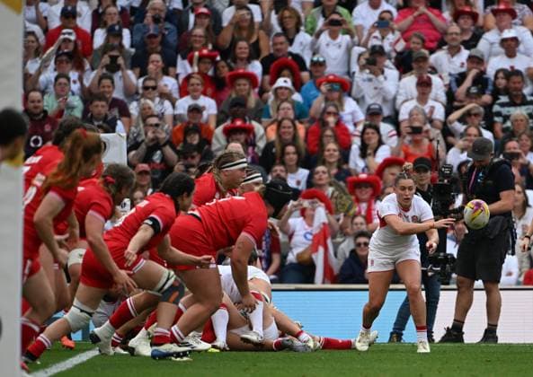 27th September 2025; Twickenham, London, England; Womens Rugby World Cup, Final, Canada versus England; Natasha Hunt of England passes from a ruck  SimonxWest